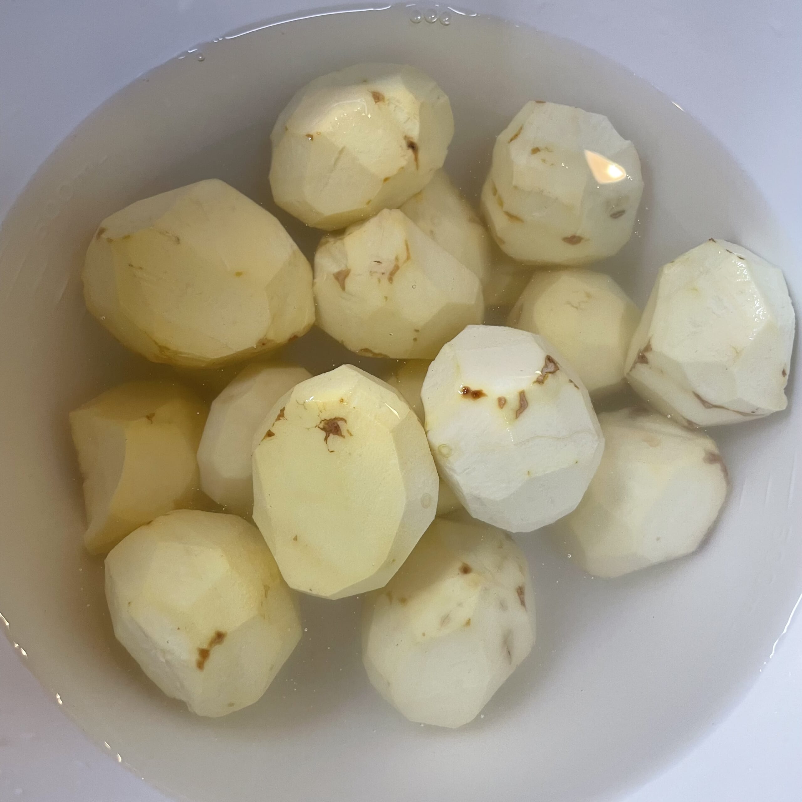 栗ごはんを作る工程。栗の渋皮を剥いた後の写真