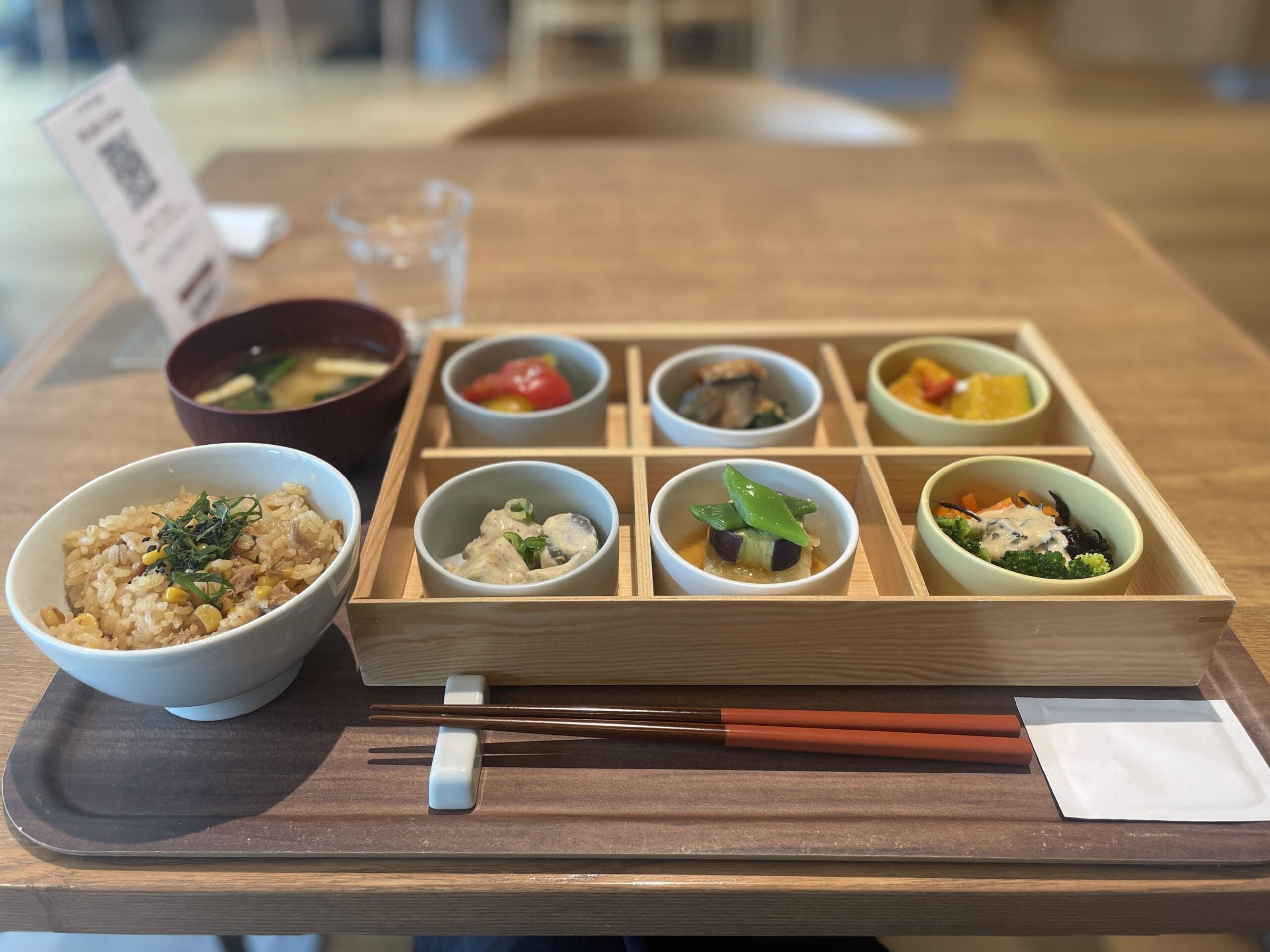 無印良品の院内カフェ限定、店舗オリジナルメニューの「季節の発酵お膳」写真【その1】