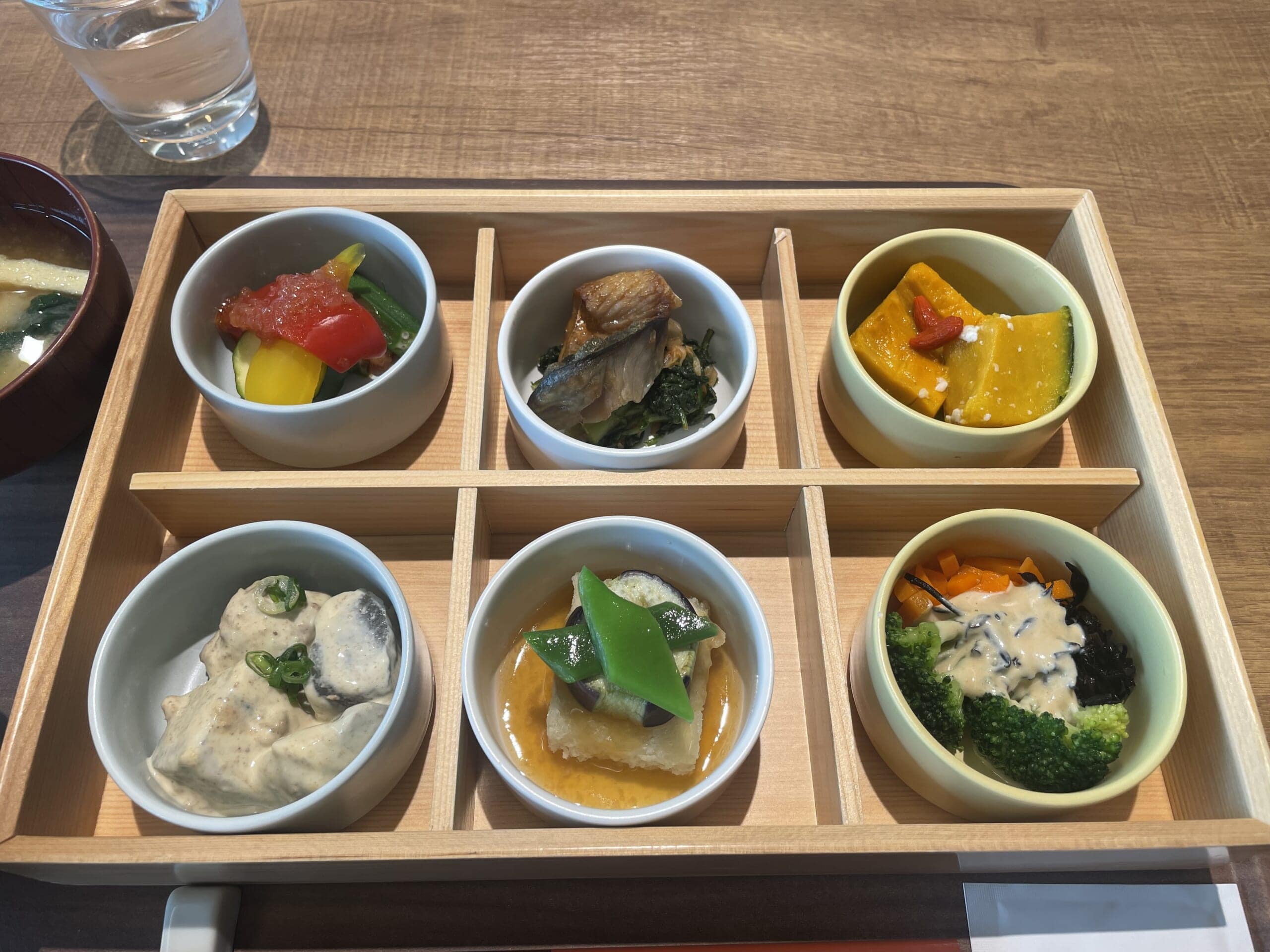 無印良品の院内カフェ限定、店舗オリジナルメニューの「季節の発酵お膳」写真【その3】。6種類の小鉢を寄りで撮っている。