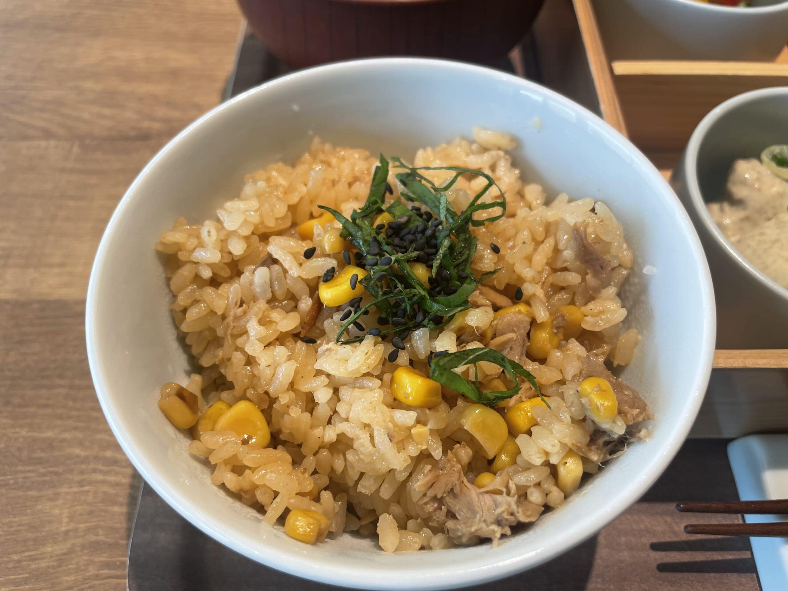 無印良品の院内カフェ限定、店舗オリジナルメニューの「季節の発酵お膳」に付いて来る、焼きとうもろこしとツナの炊き込みごはん。