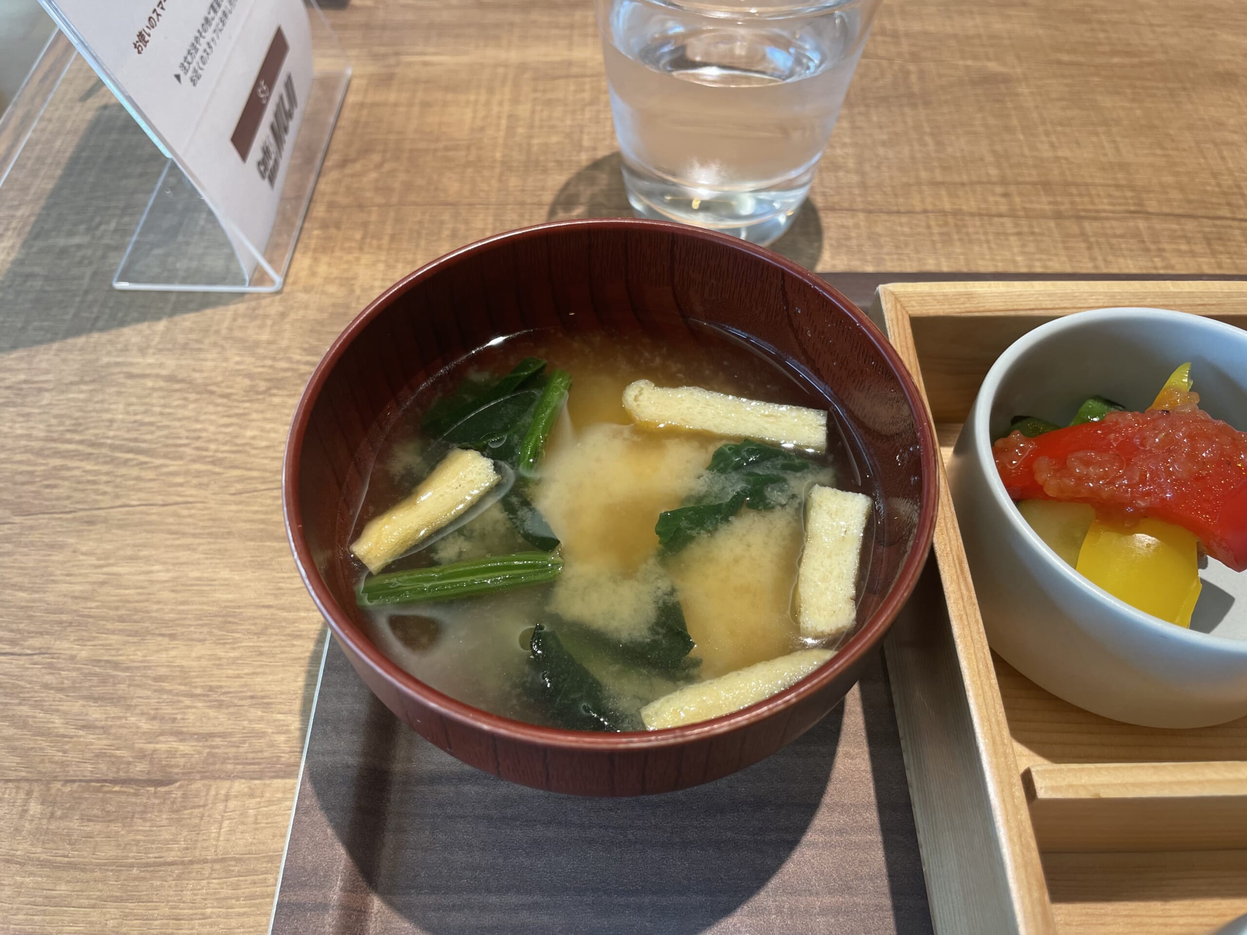 無印良品の院内カフェ限定、店舗オリジナルメニューの「季節の発酵お膳」に付いて来る、ほうれん草と油揚げのお味噌汁の写真。