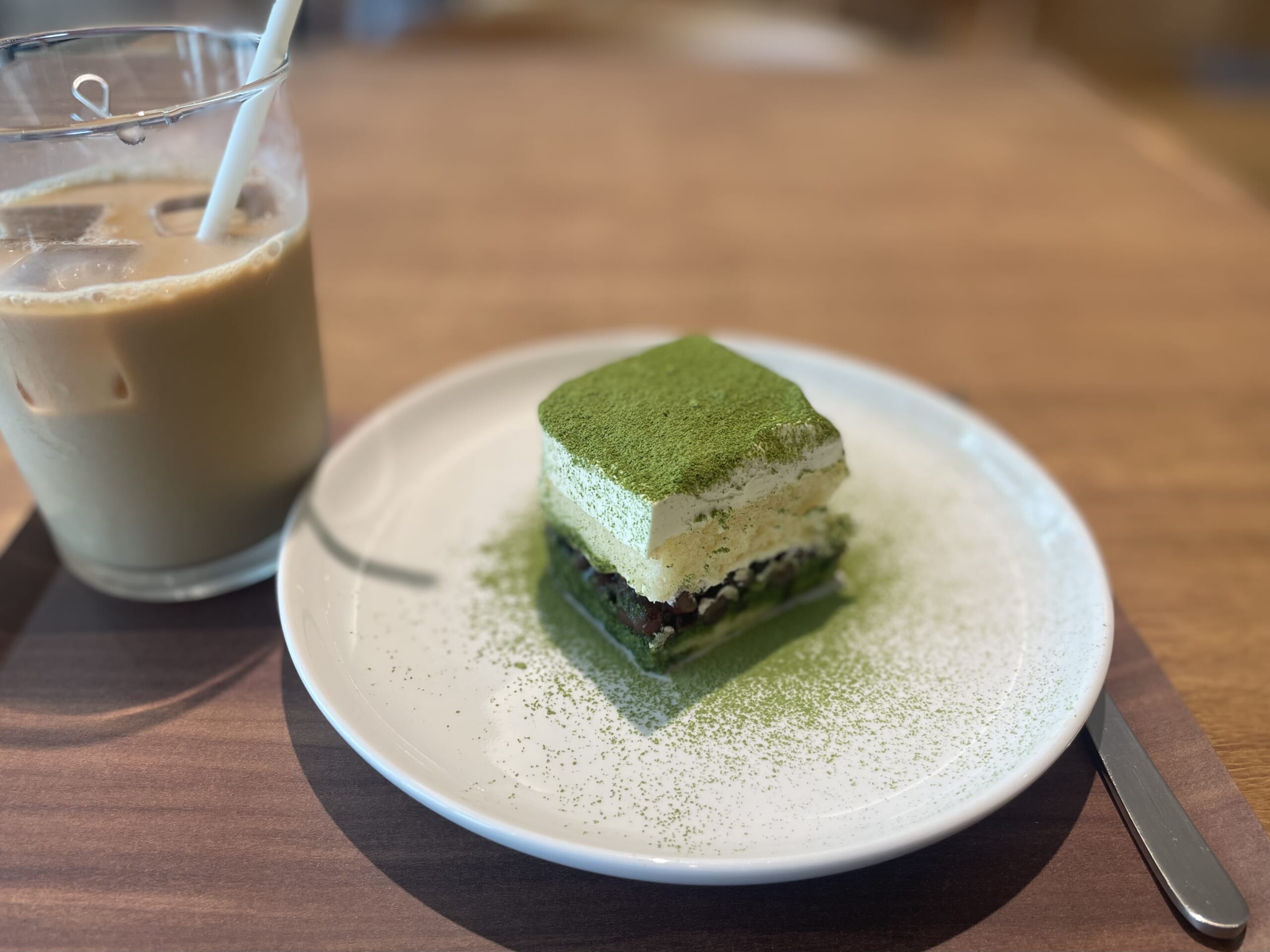 Cafe＆Meal MUJIの「抹茶ティラミス」とアイスカフェオレの写真。