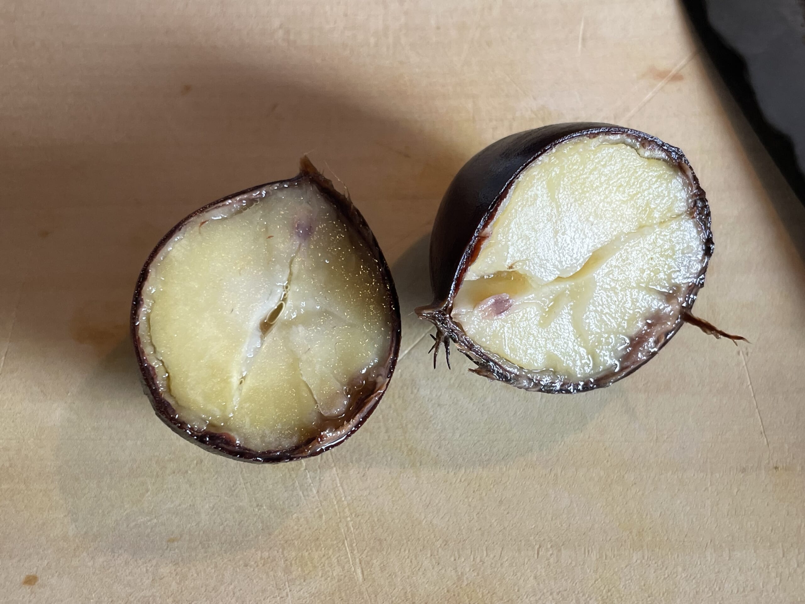 真っ二つに切った、茹で上がった栗。