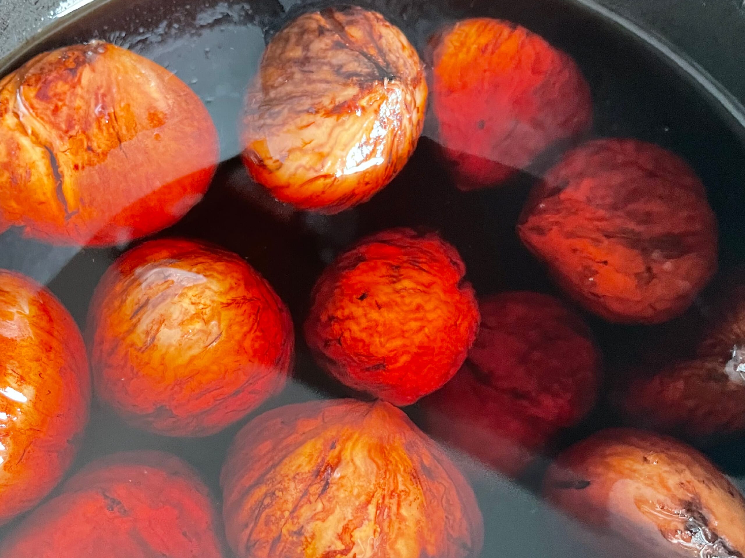 渋皮栗をシロップで煮ているプロセス