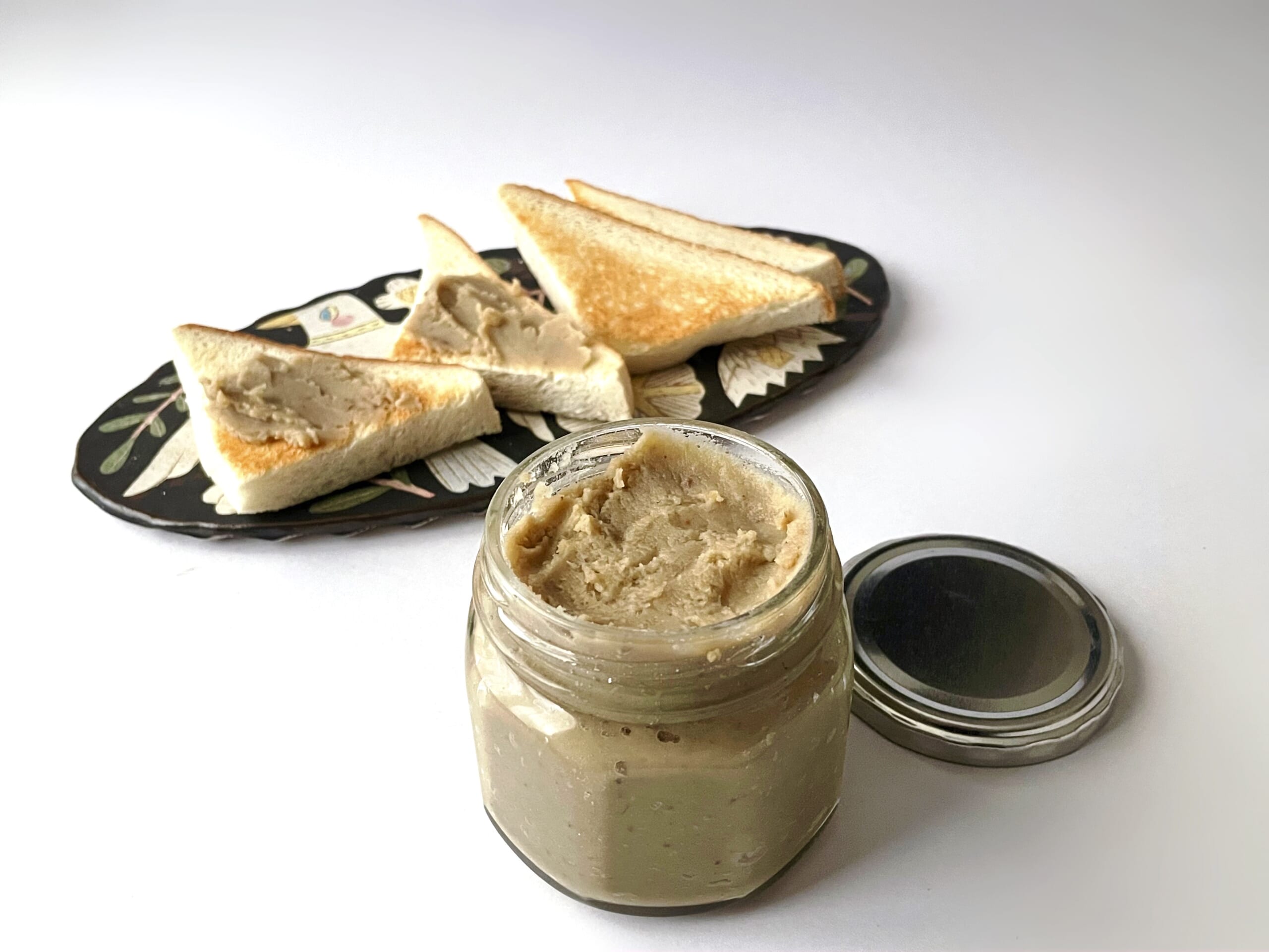 トーストに栗のミルクジャムを塗った写真。真ん中にジャム瓶が置いてある。