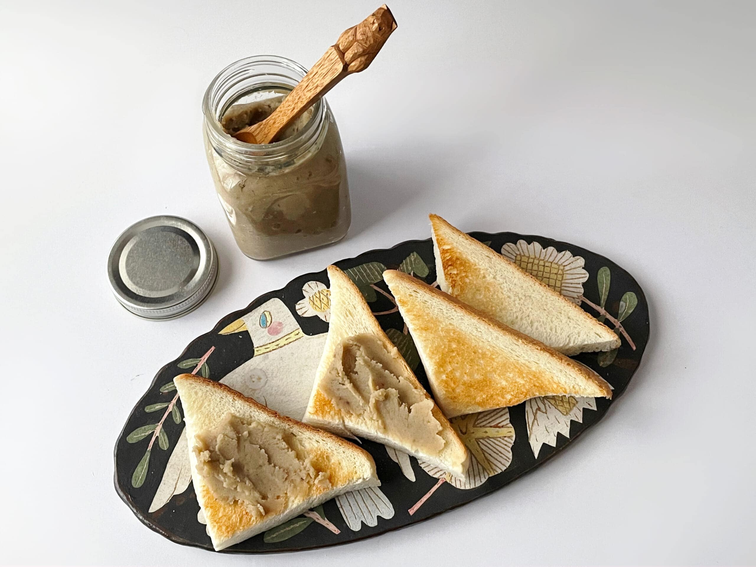 トーストに栗のミルクジャムを塗っている【写真2】。真ん中に鹿児島睦さんの陶板が置いてあり、その上に栗のミルクジャムを塗ったトーストが並んでいる。