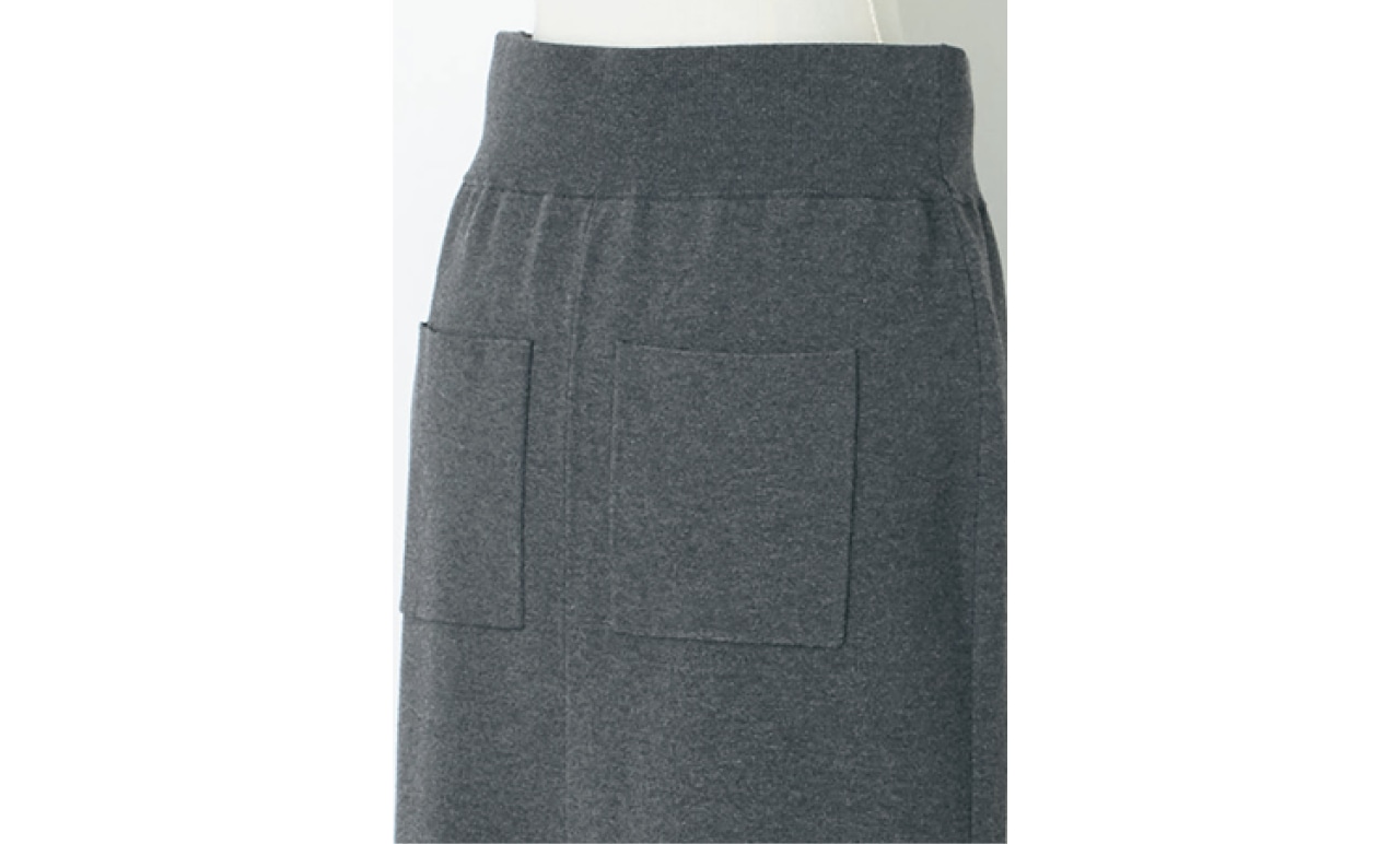 ウエストは締めつけ感の少ない幅広のゴムを使用。下着がひびかないよう、後ろ左右にパッチポケットがついていて、後ろ姿に自信が持てます。