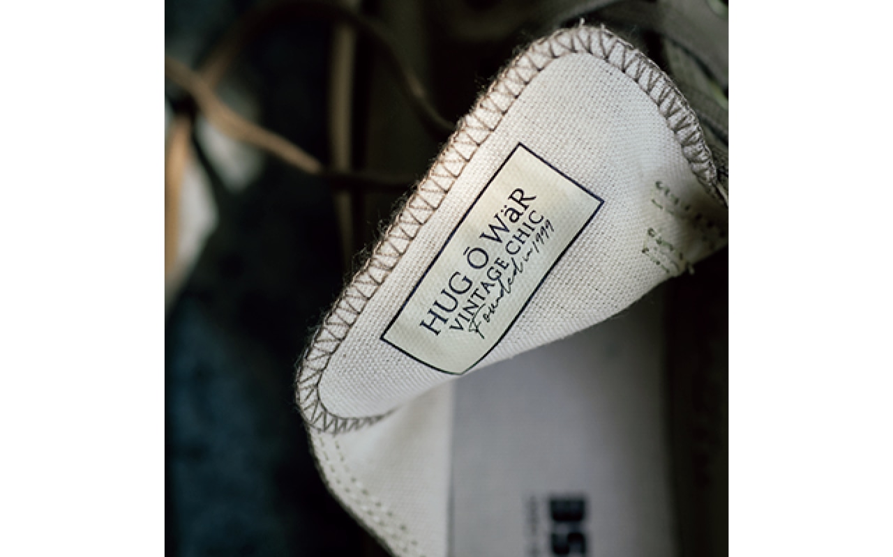 「HUG Ō WäR」のタグをシュータンの裏にも配して、特別感をアップ。