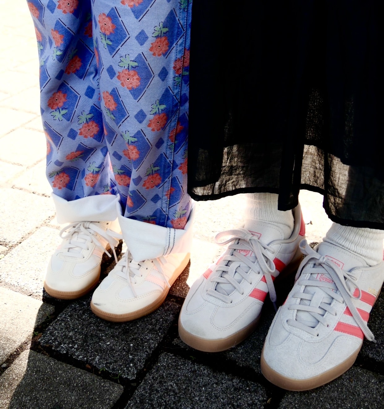 スタイリスト高橋美帆さんの親子でおそろいで履いているアディダスのスニーカー　母の愛用モデルは「ガゼル」、娘は「サンバ」