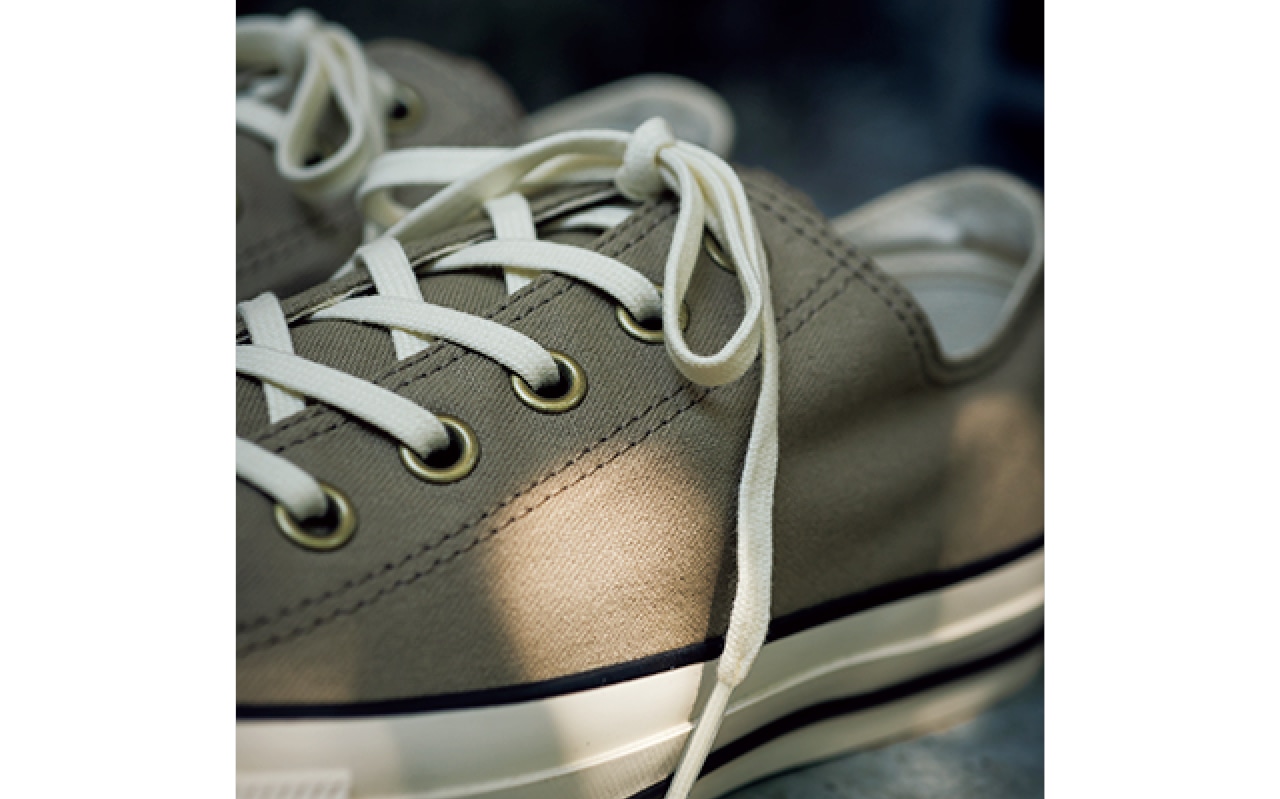 細めのシューレースはすっきりと洗練見えし、フットワークも気分も軽くなる雰囲気が◎。白なら、華やかさも添えてくれます。