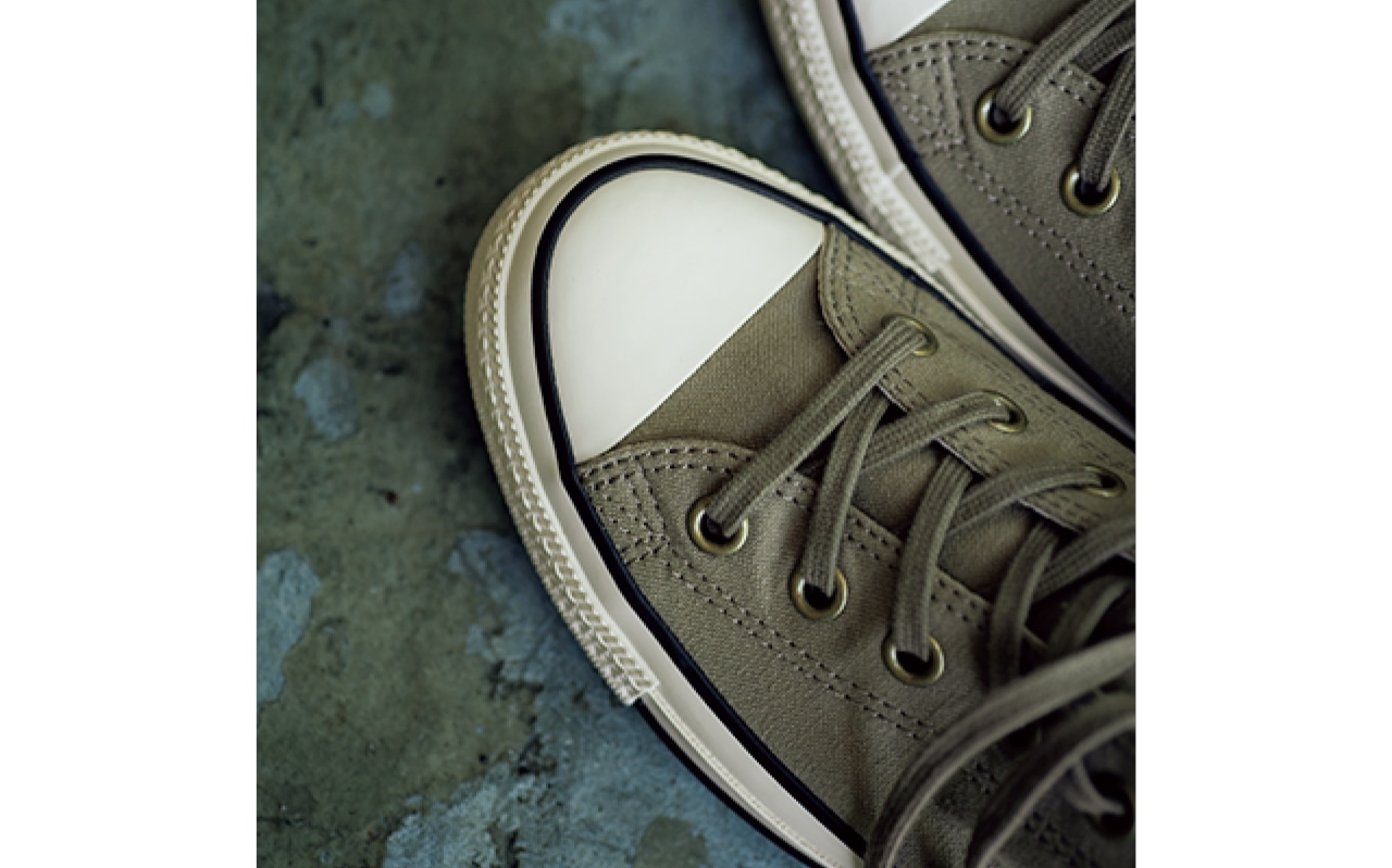 アッパーのラバーはややくすんだトーンを選んで、ヴィンテージライクを意識しました。