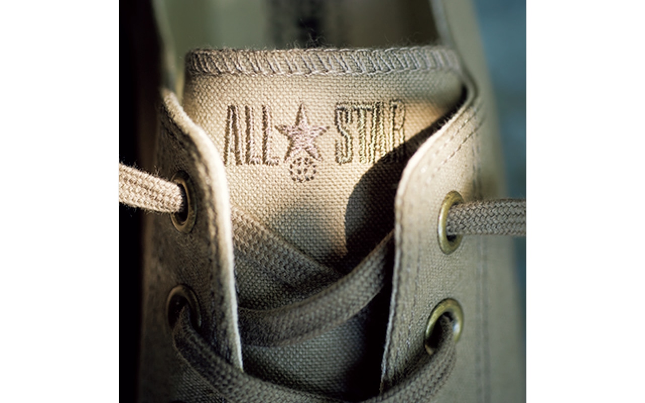 シュータンの表には、刺しゅうであしらった「ALL★STAR」のロゴ。しっくりとなじみながら、糸の光沢がさりげなく上質な存在感を発揮。