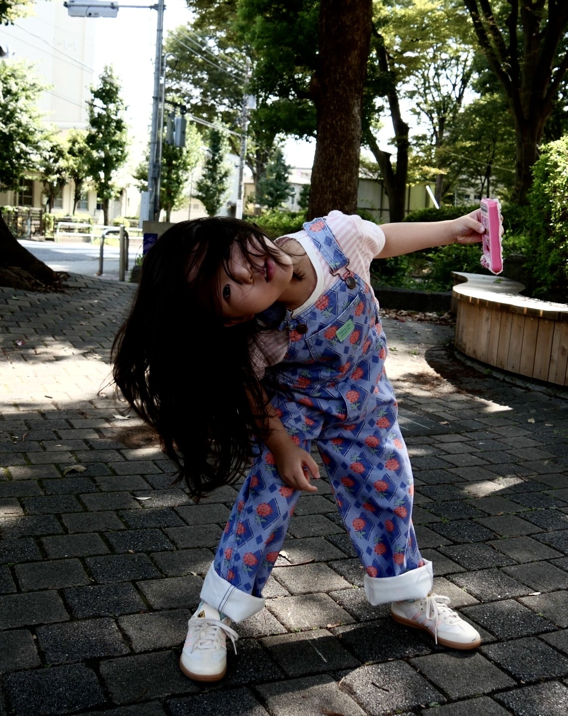 スタイリスト高橋美帆さんの親子でおそろいで履いているアディダスのスニーカー　娘の「サンバ」　コーディネート
