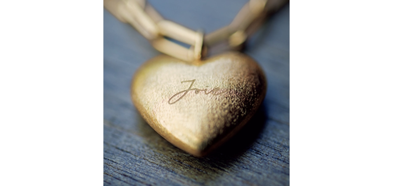 「喜び」というフランス語を、繊細なタッチで刻印。