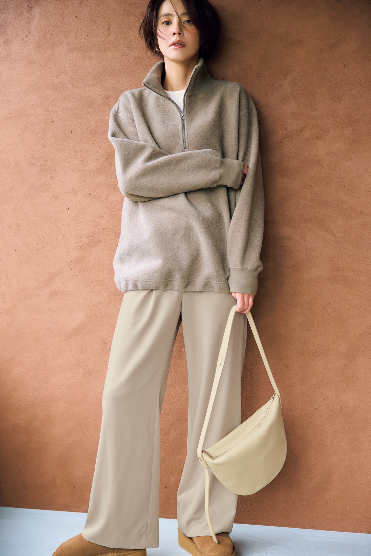 浅見れいなさんのLEE限定 12closet（トゥエルブクローゼット）【洗える】【福田麻琴さんコラボ】ハーフジップボアトップス、LEE限定 12closet（トゥエルブクローゼット）【洗える】【福田麻琴さんコラボ】とろみストレッチフレアパンツ、LEE限定 12closet（トゥエルブクローゼット）【洗える】【福田麻琴さんコラボ】クルーネックシアーカットソーとLEEマルシェ初 Bucket Baggage（バゲットバゲージ）【福田麻琴さんセレクト】Orange Piece Lのコーデ