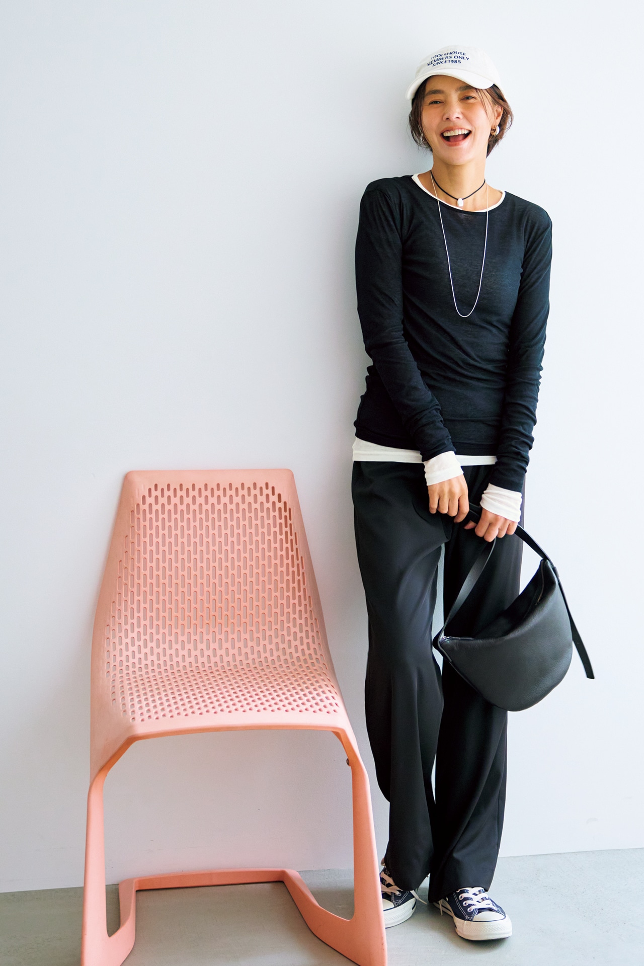 浅見れいなさんのLEE限定 12closet（トゥエルブクローゼット）【洗える】【福田麻琴さんコラボ】とろみストレッチフレアパンツ、LEE限定 12closet（トゥエルブクローゼット）【洗える】【福田麻琴さんコラボ】クルーネックシアーカットソーとLEEマルシェ初 Bucket Baggage（バゲットバゲージ）【福田麻琴さんセレクト】Orange Piece Lのコーデ