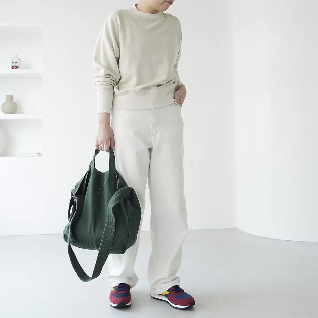 エクリュのスウェットにホワイトデニムのコーディネート