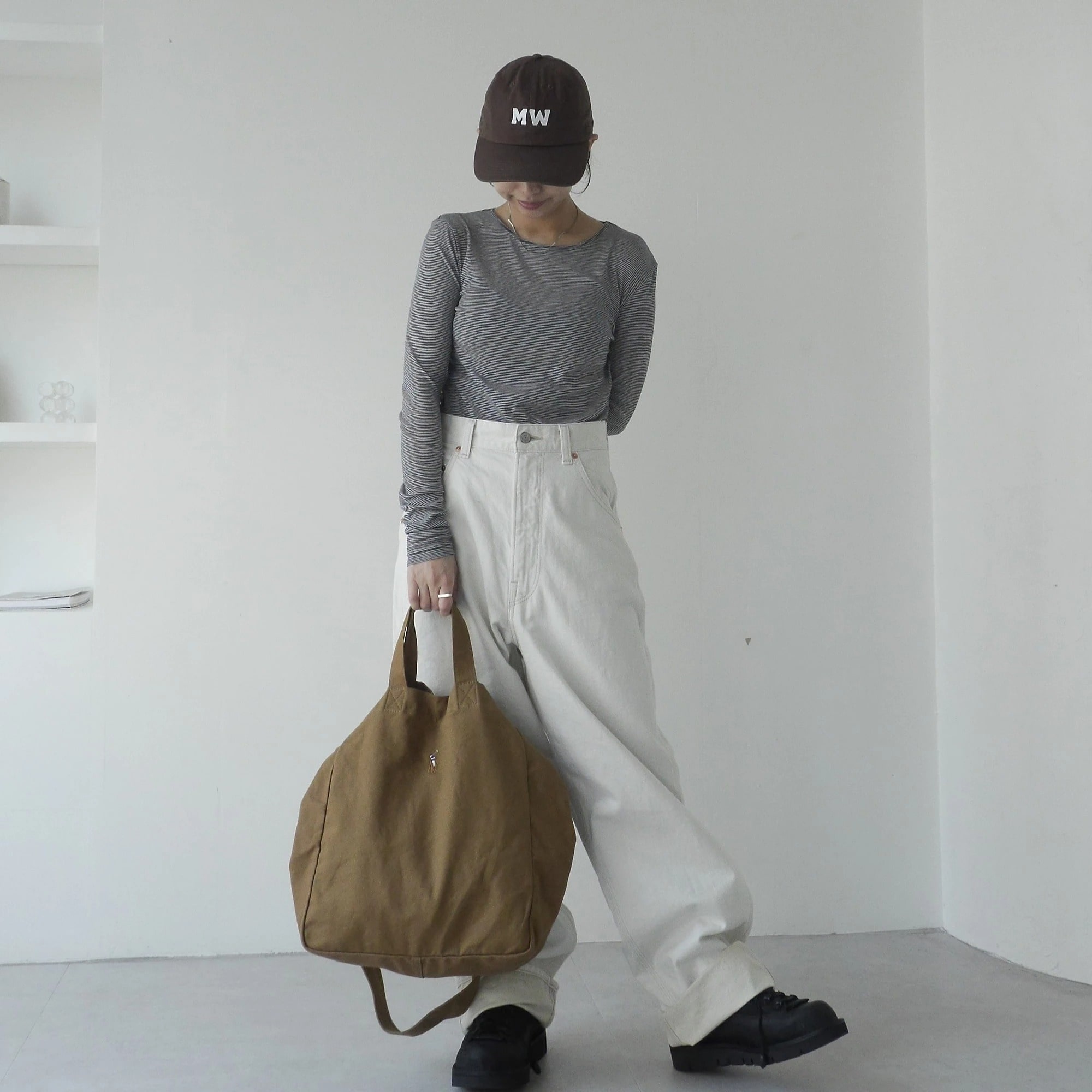 ボーダーのシアートップスにホワイトデニムを合わせたコーディネート