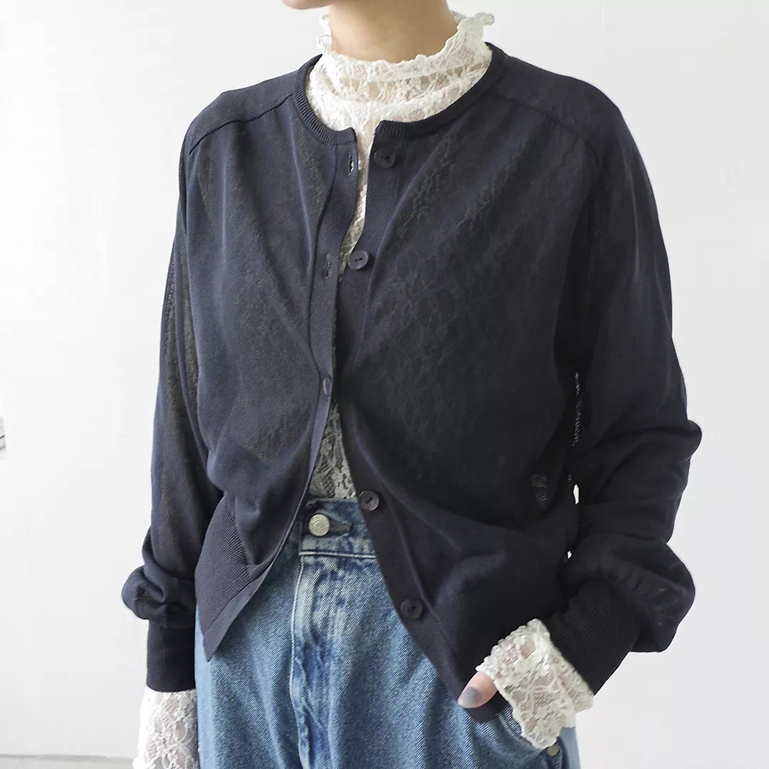 ネイビーのシアーカーディガンに白の総レースをレイヤードしたコーディネート