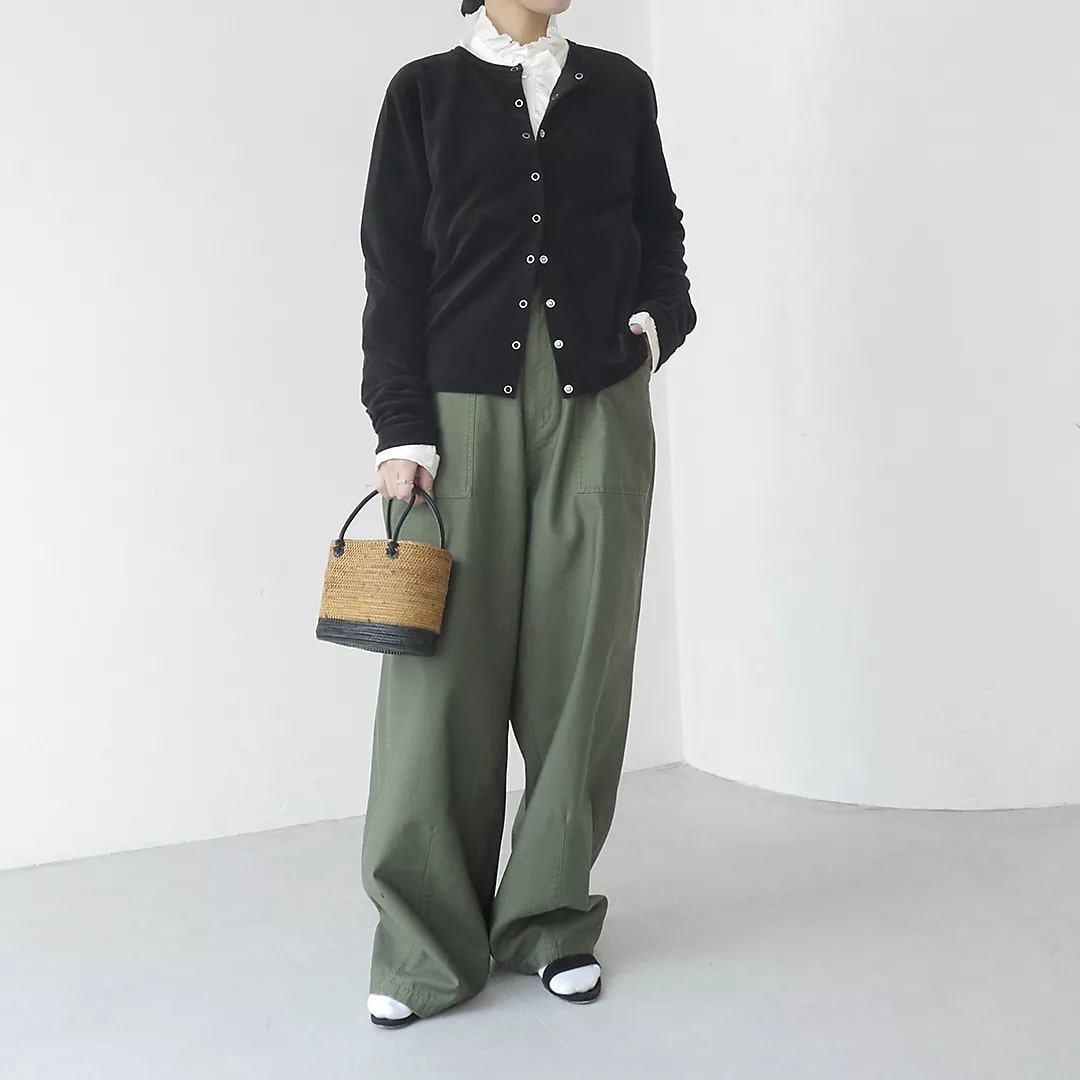 黒のベロアカーディガンにカーキのカーゴパンツを合わせたコーディネート