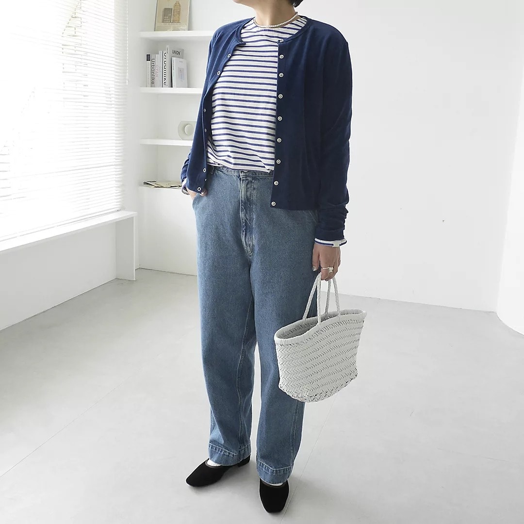 ネイビーのベロアカーディガンに白×ブルーのボーダーを合わせ、ストレートデニムを着たコーディネート