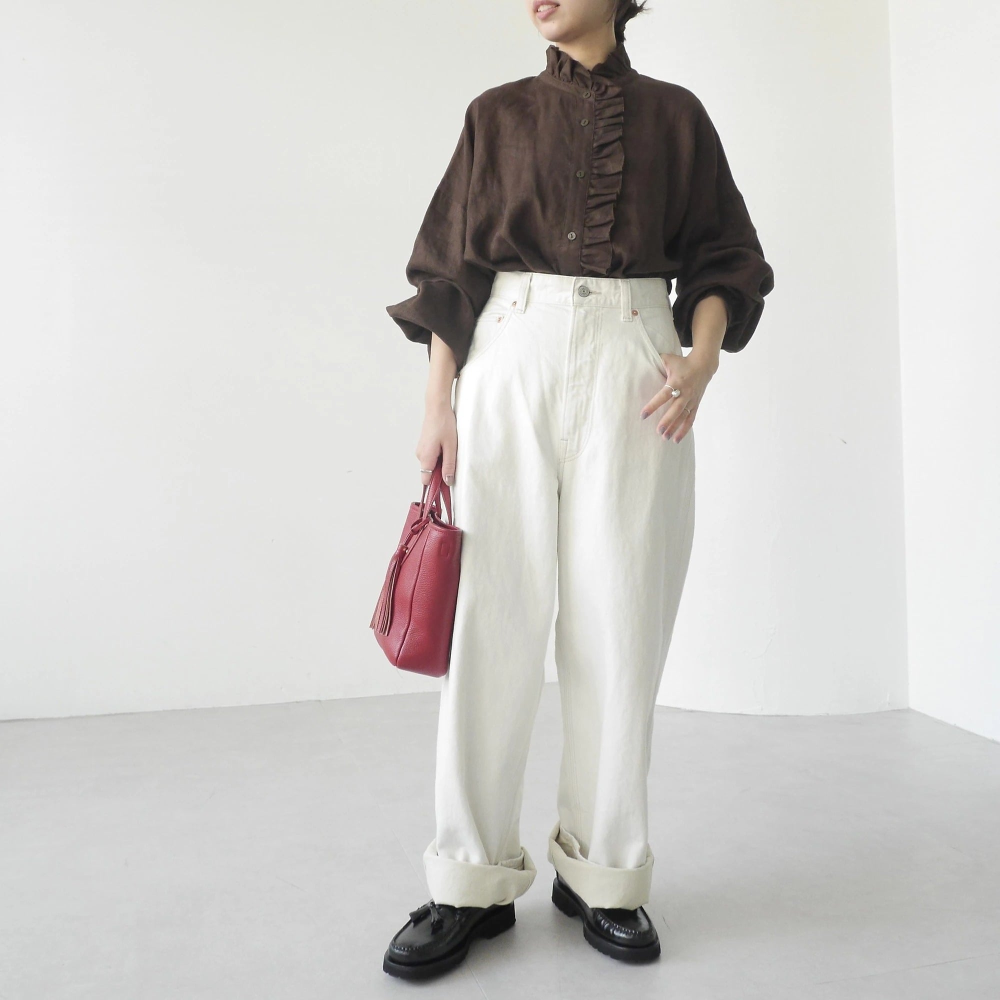 ブラウンのフリルブラウスにホワイトデニムを合わせたコーディネート