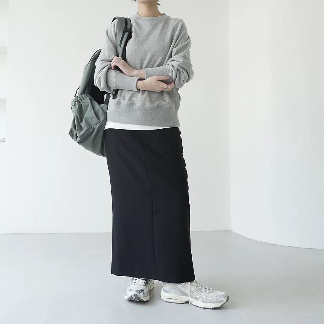 グレーのスウェットとブラックのロングスカートのコーディネート