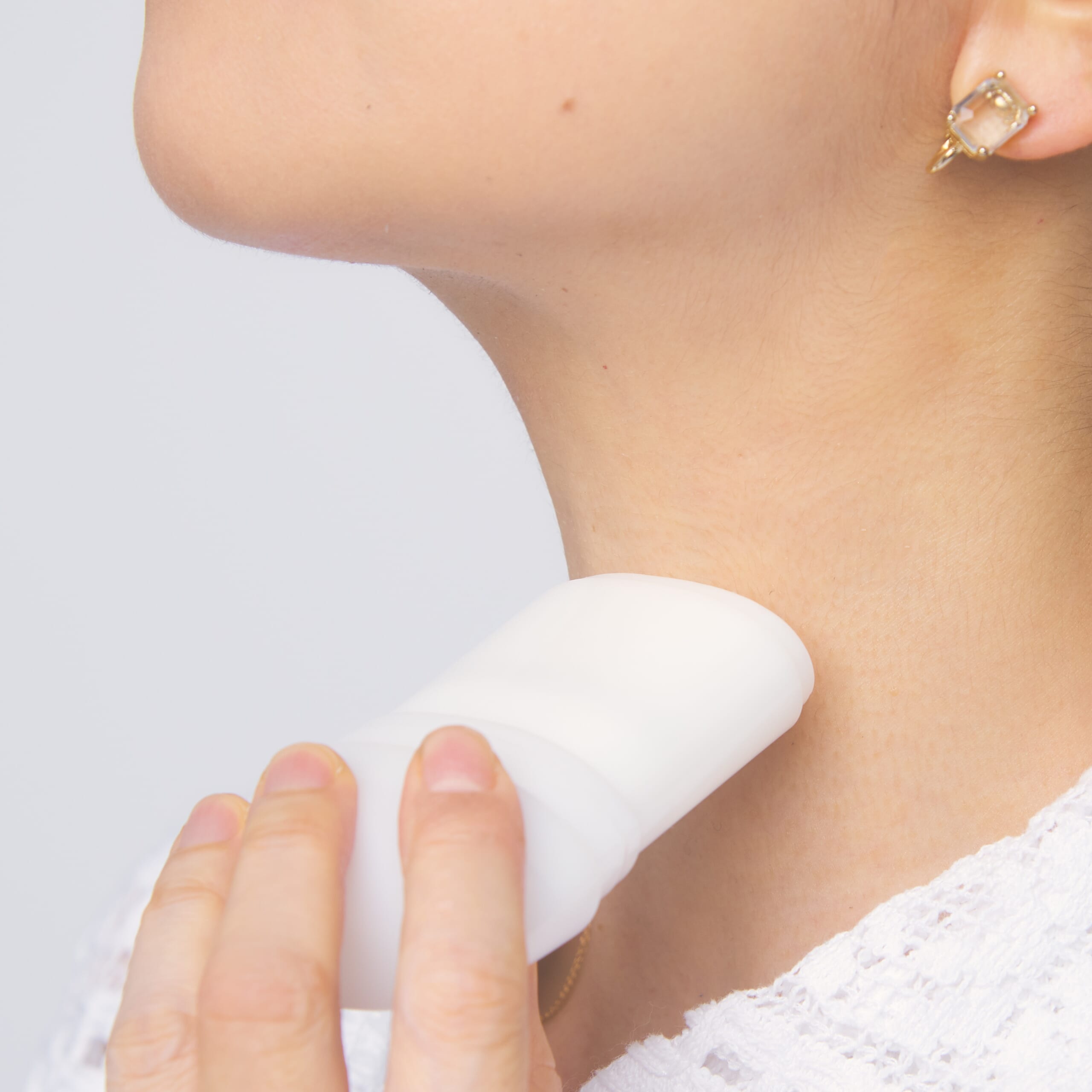 グロウイング バームを首に塗っているところ。