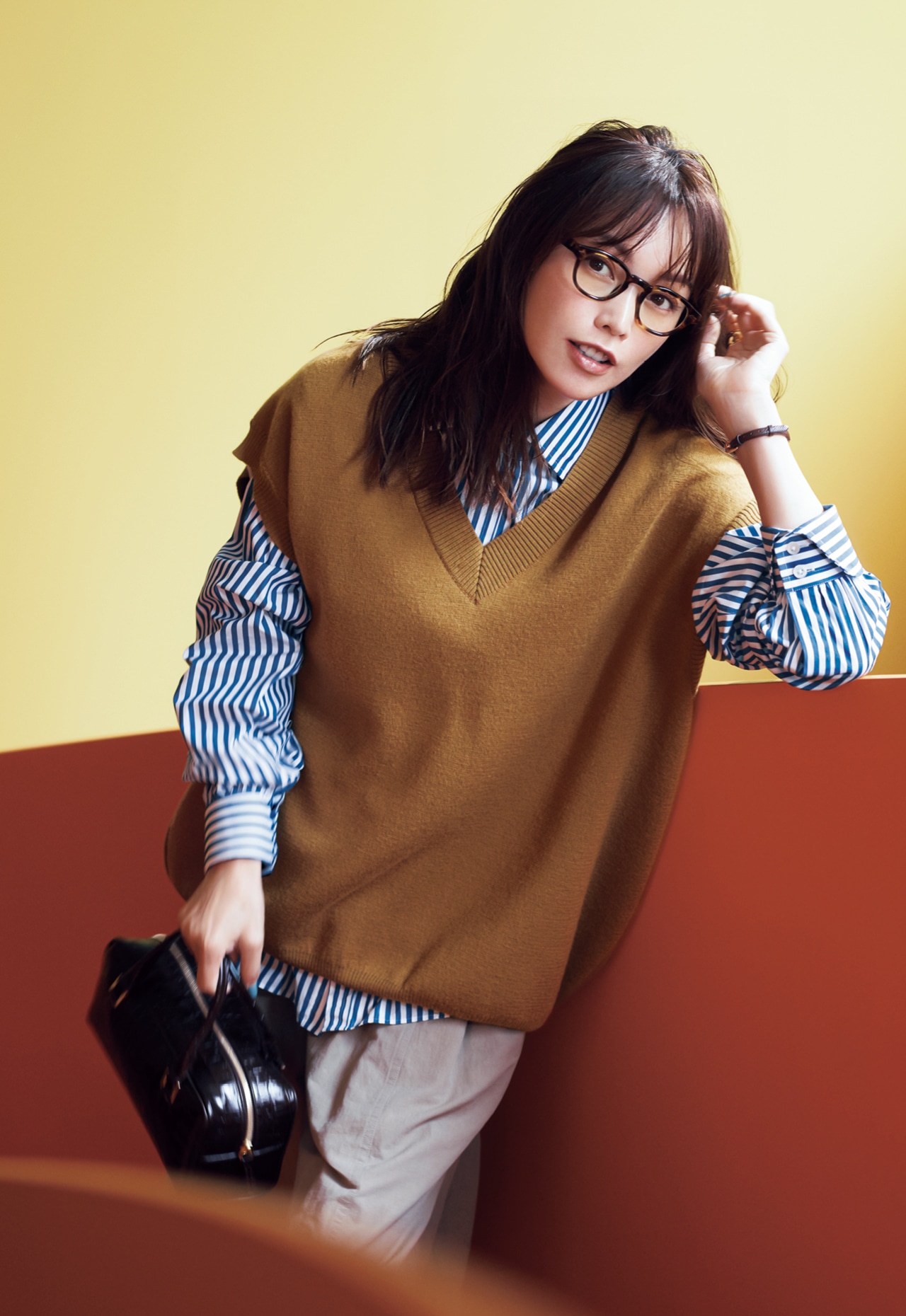 蛯原友里さんのLEE限定 Oblada（オブラダ）【洗える】【LEE別注】JERMYN SHIRT STRIPEとOblada（オブラダ）JERMYN VESTのコーデ