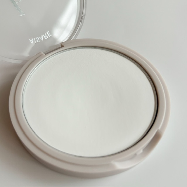 b idol　愛されプレストパウダーの表面アップ写真