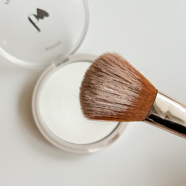 b idol　愛されプレストパウダーをパウダーにとった写真