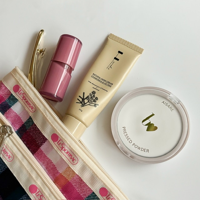 b idol　愛されプレストパウダーを入れたポーチの写真