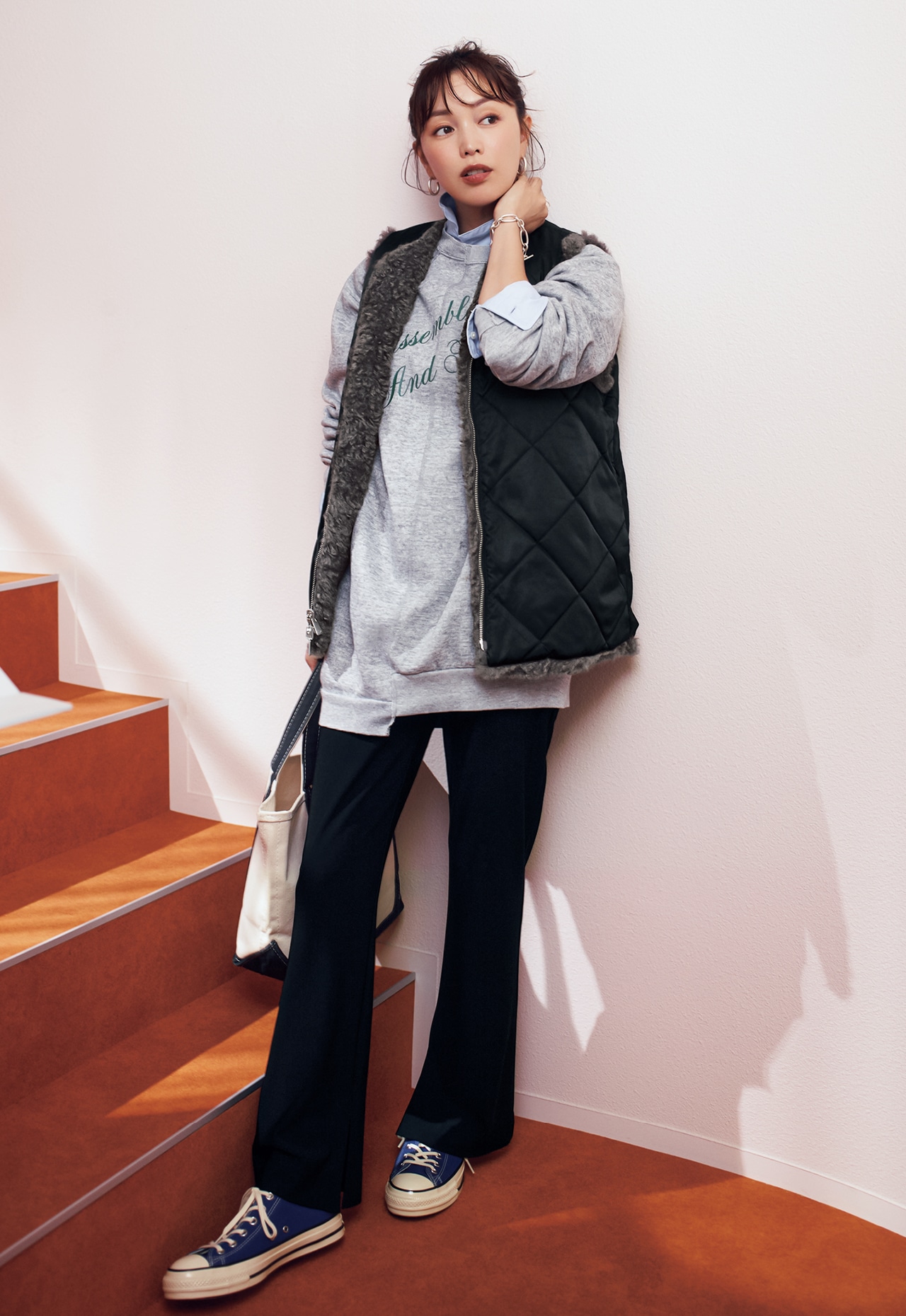 蛯原友里さんのLEE限定 Curensology（カレンソロジー）【LEE別注】リバーキルトファーベストとCurensology（カレンソロジー）【洗える】【ストレッチ】ハイテンションフレアパンツのコーデ