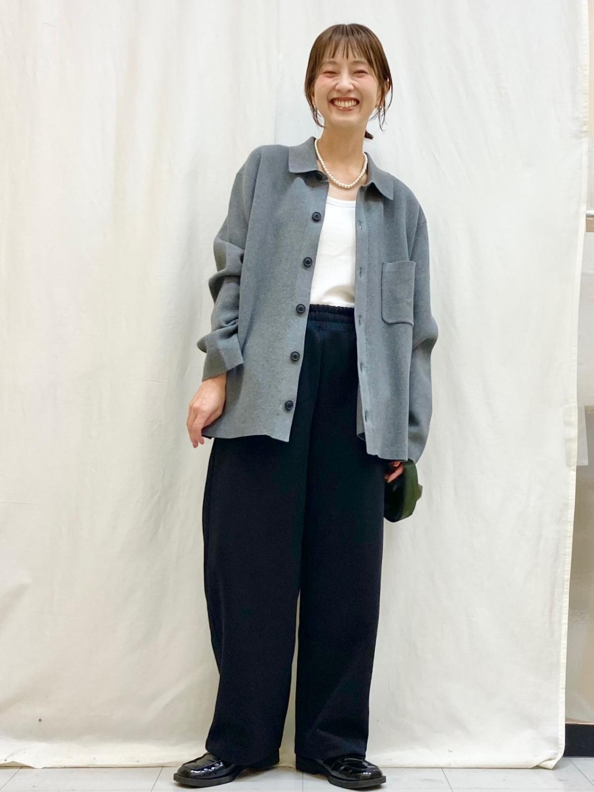 ミラノリブシャツカーディガン　グレーを使ったパンツコーデ