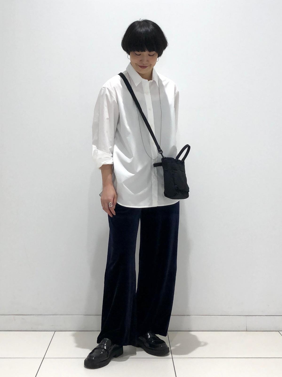 ユニクロ　コットンシャツ　00 WHITEのコーデ