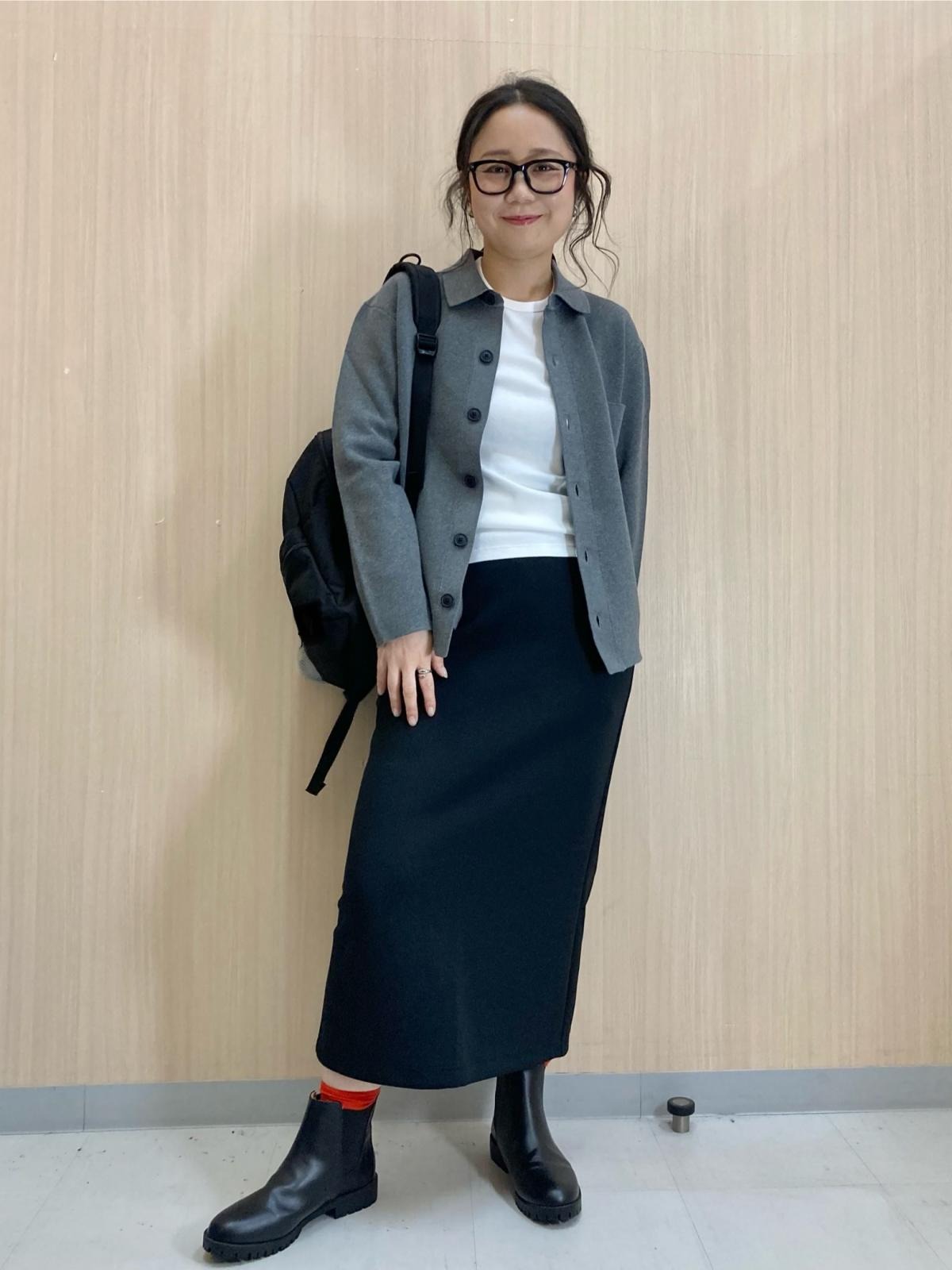 ミラノリブシャツカーディガン　グレーを使ったスカートコーデ