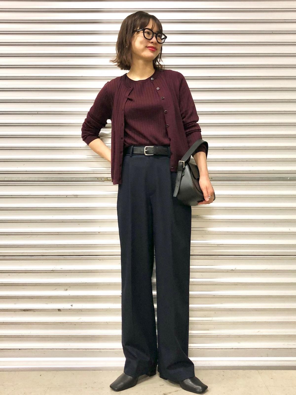 メリノリブクルーネックショートカーディガン　ワインのコーデ