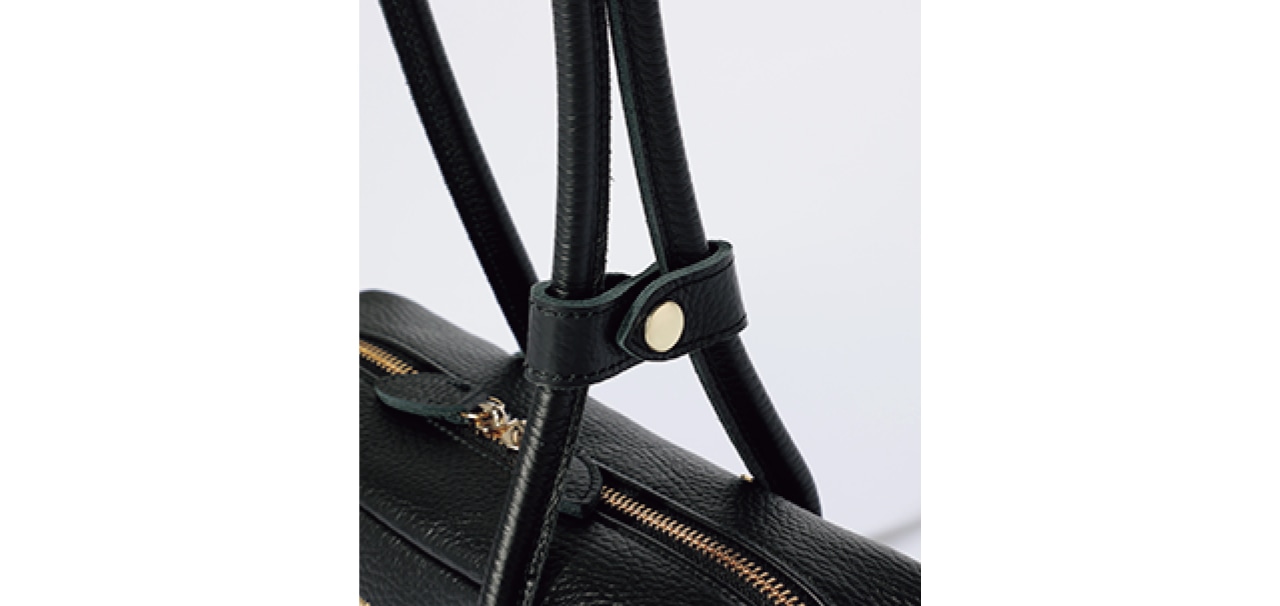 長いハンドルをまとめてとめるスナップ式のタブ。ハンドルのつけ根2カ所には、ストラップを装着できるDリングが。