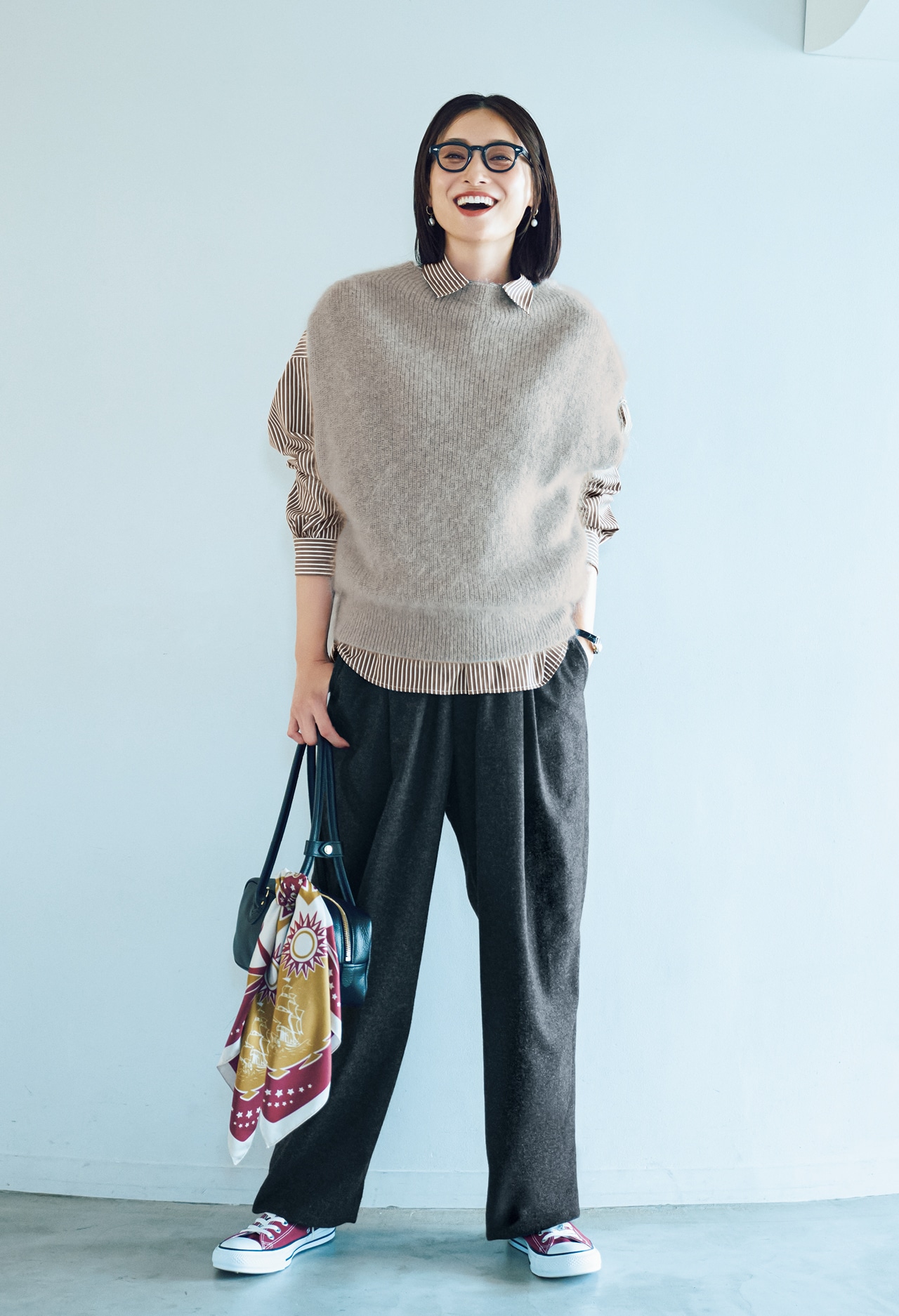 小濱なつきさんのLEE DAYS限定 DEAR DAYS（ディア デイズ）カシミヤ混バレルパンツ、YOUNG & OLSEN The DRYGOODS STORE（ヤングアンドオルセン ザ ドライグッズストア）EMBOSSED LEATHER STUDENT S、LEE DAYS限定 DEAR DAYS（ディア デイズ）【洗える】バックフレアオーバーシャツとLEE DAYS限定 DEAR DAYS（ディア デイズ）キッドモヘヤ混ベストのコーデ