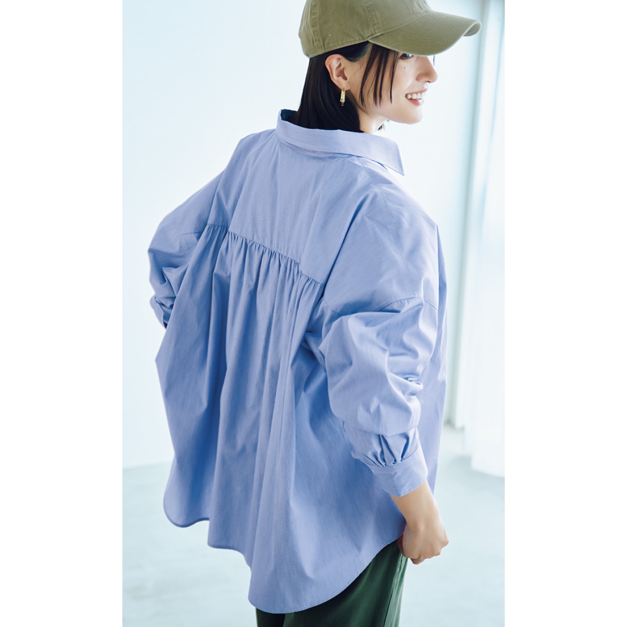 小濱なつきさんのLEE DAYS限定 DEAR DAYS（ディア デイズ）【洗える】バックフレアオーバーシャツのコーデ 背面カット