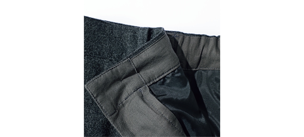 ウエスト裏の別布＋ひざ下丈の裏地をあしらった、メンズライクな仕立てです。