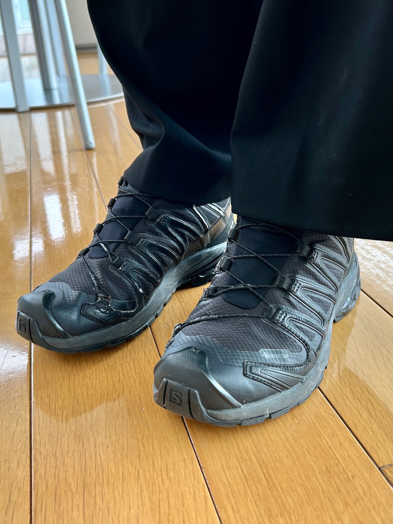 サロモン　黒スニーカー着用コーデ