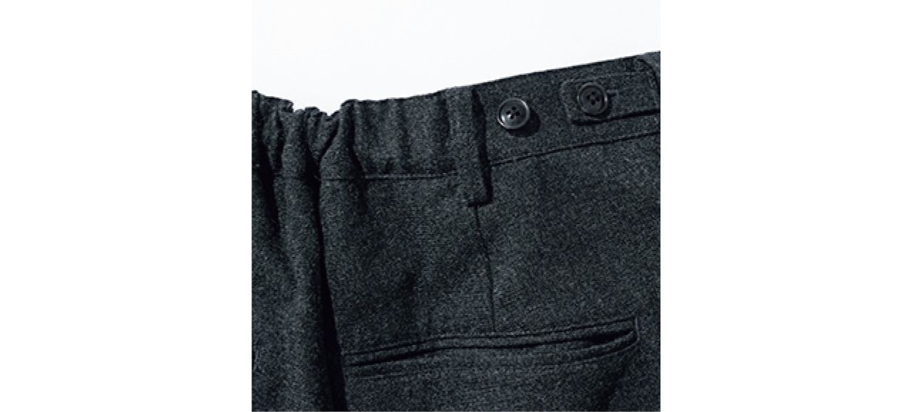 ウエストサイズを調整できるアジャストタブ。