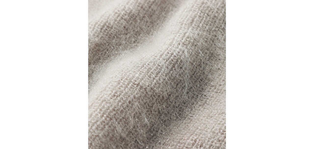 希少性の高いキッドモヘヤの柔らかな起毛感に思わずうっとり。なめらかな手ざわりと、上質さを物語る光沢も見逃せない。