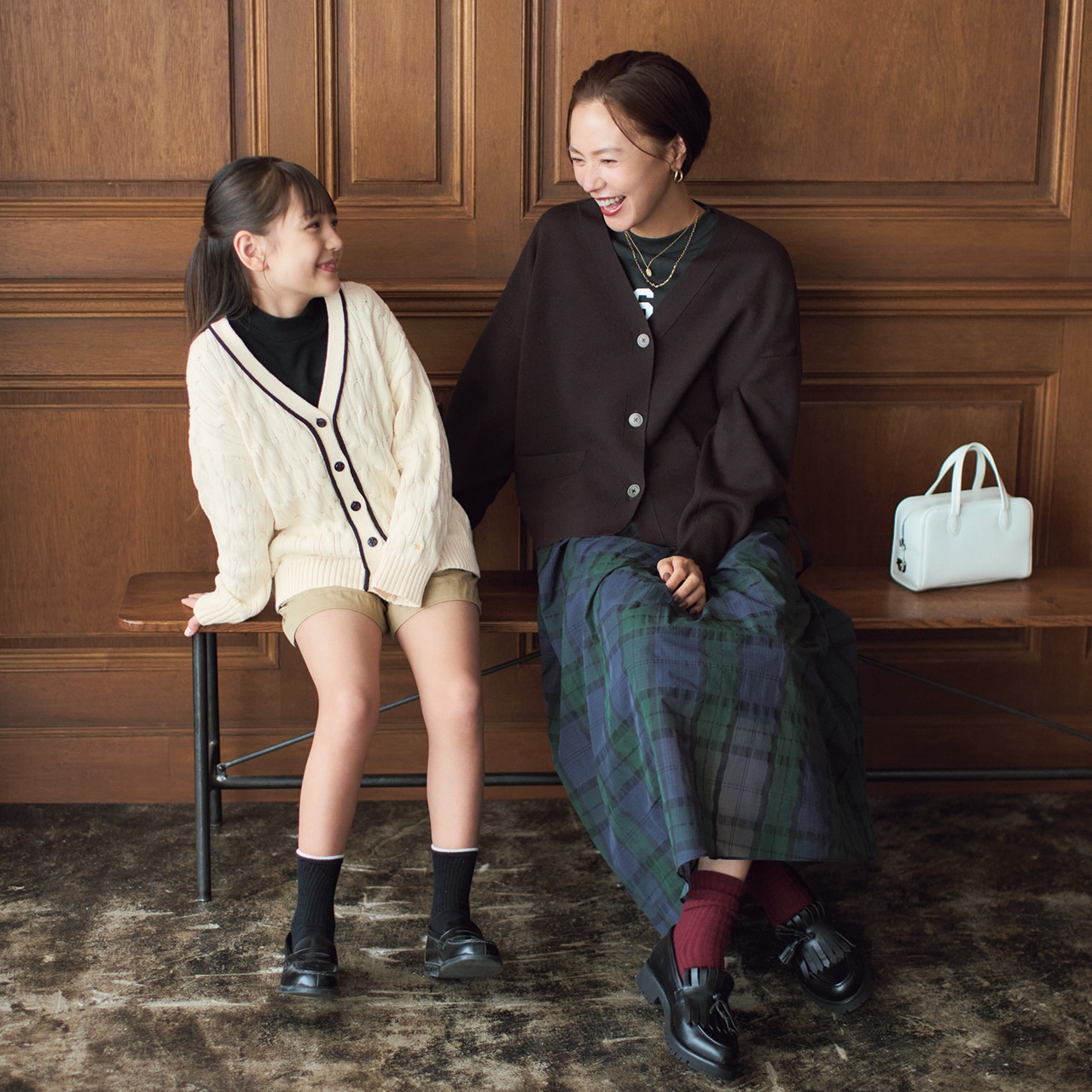 浅見れいなさんのLEE限定 IÉNA（イエナ）【洗える】【LEE別注】スーパーファインスムースショートカーディガン ブラウンのコーデ＆サラ NさんのIÉNA ENFANT（イエナ アンファン）【洗える】エトワールケーブルニットカーディガンのコーデ