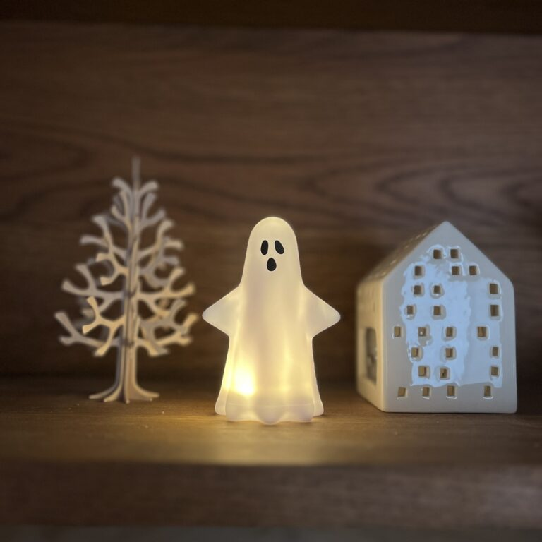 カルディ「ハロウィンミニオバケライト」棚に飾って光るところ