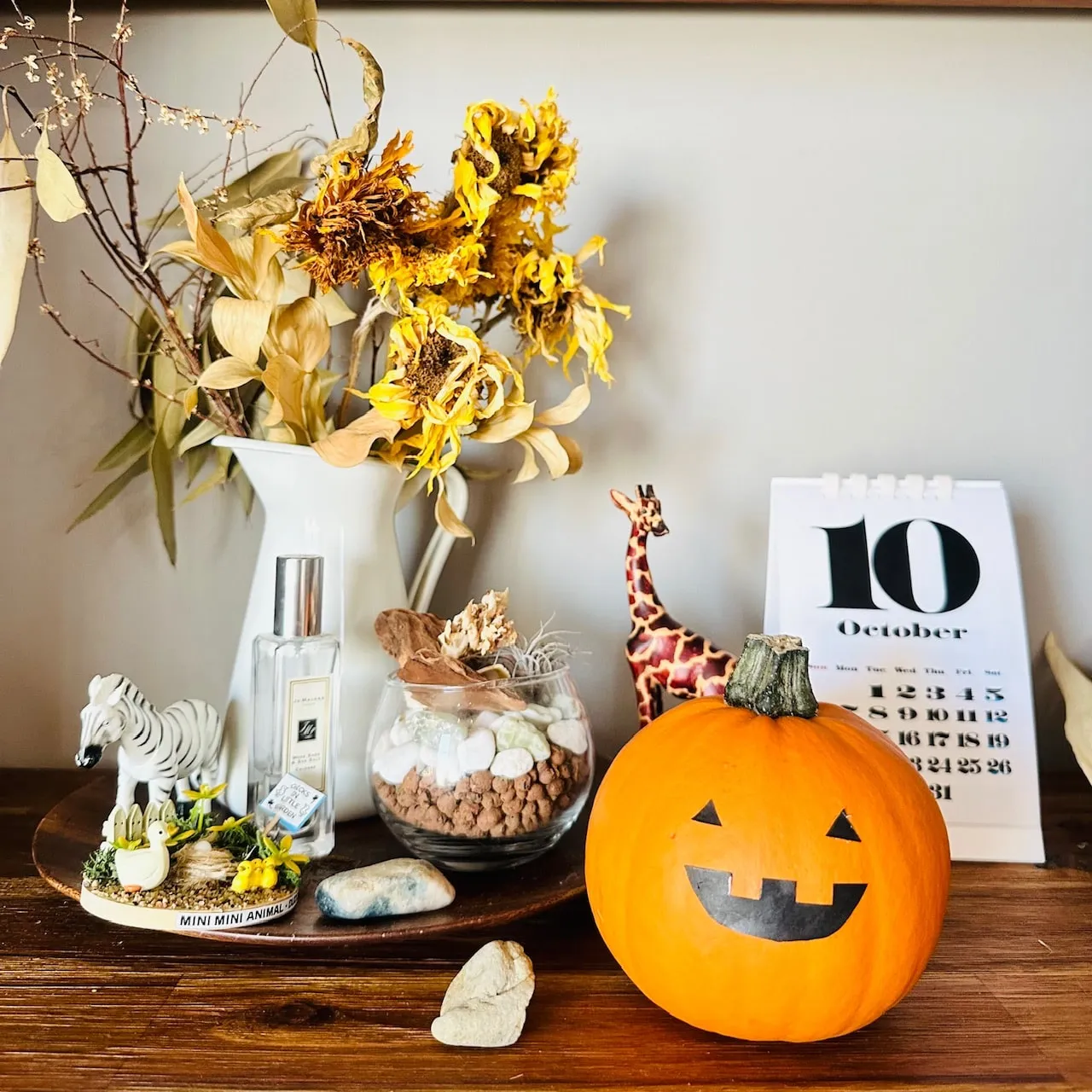 ハロウィンのインテリア　顔を飾ったかぼちゃなど