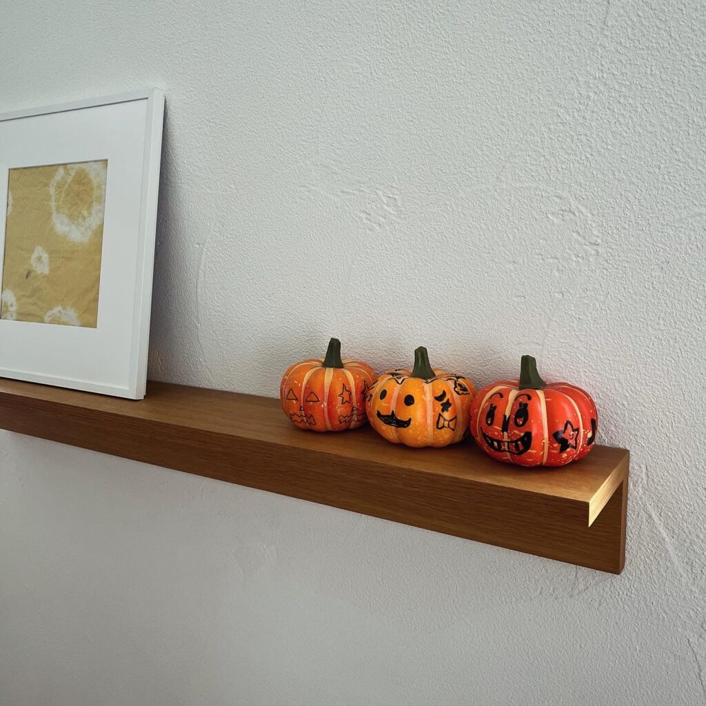 ハロウィンのインテリア　顔を描いたダイソーのパンプキン