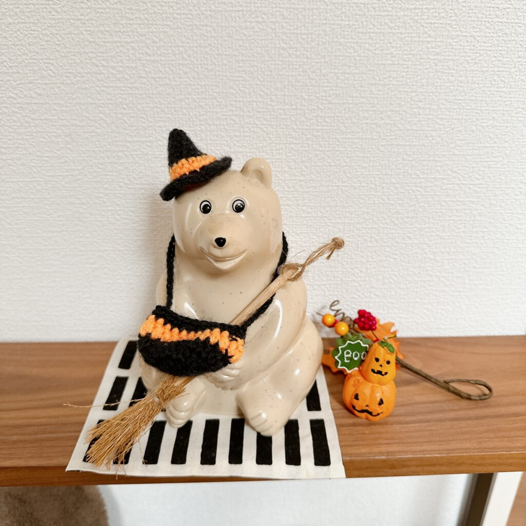 ハロウィン仕様に飾ったしろくま貯金箱