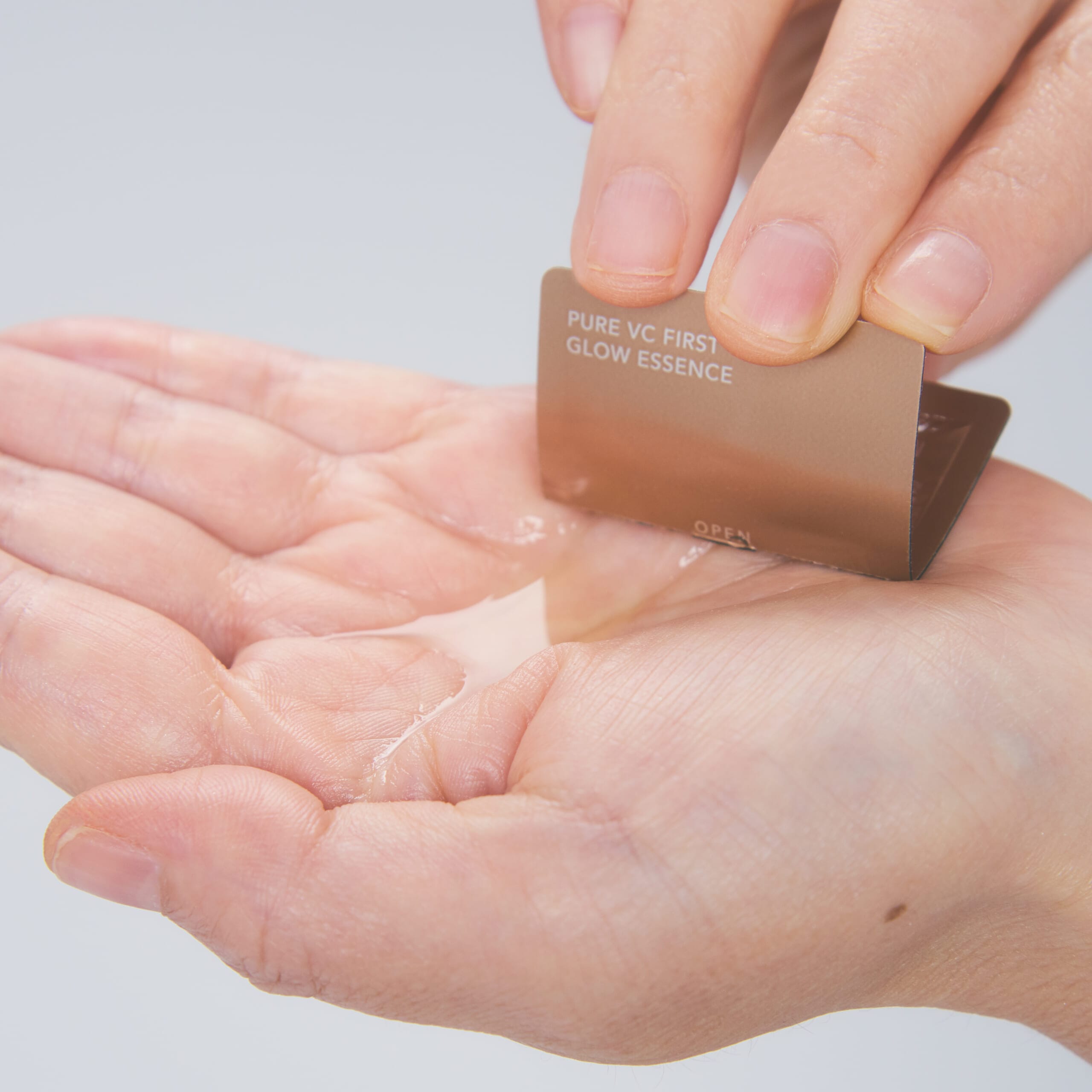 PURE VC ファースト グロウ エッセンスのテクスチャー。